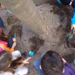 “Gartenarbeit” im Schulhof und vor der Schule