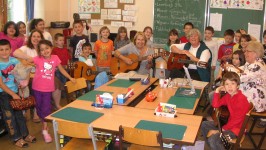 Alt und Jung spielen gemeinsam Gitarre