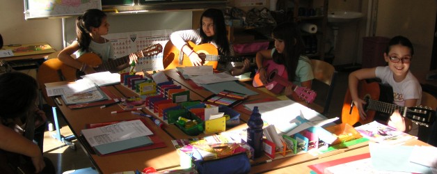 Wir – die Kinder der 3a,b und 4a,b – spielen gemeinsam Gitarre